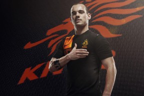 欧冠新赛季：曼联末轮靠伤停补时进球跌跌撞撞进欧联区 引来全网调侃